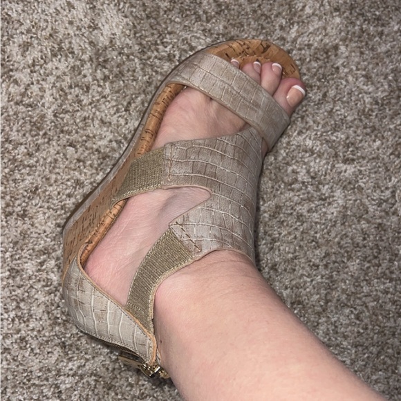 Donald J Pliner Wedge Sandal - Picture 13 of 13